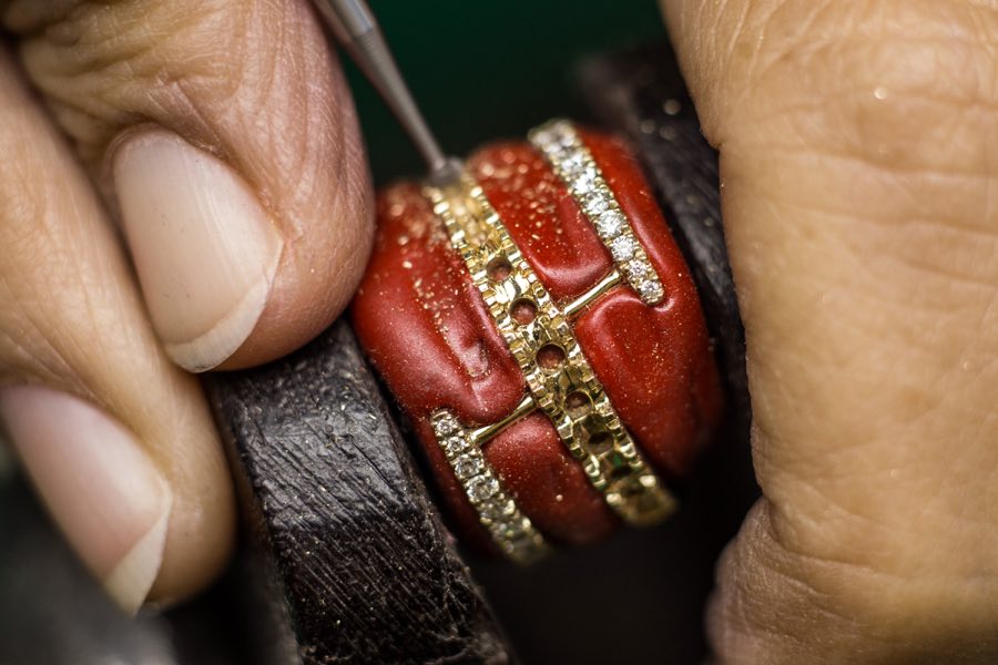 Macro detail of a diamond necklace, hand-set by Orogems